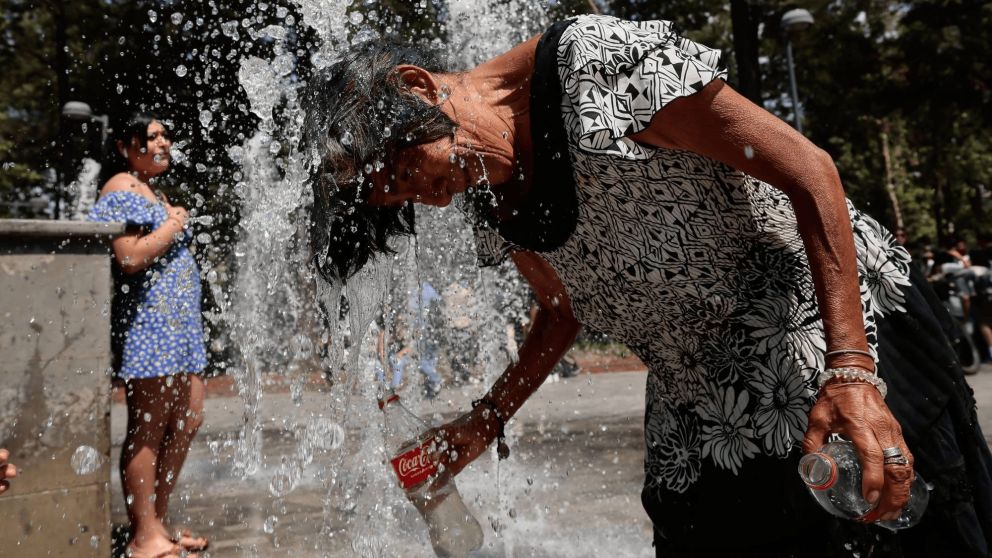 Imagen de archivo de una mujer que se refresca en una fuente pública, el 24 de mayo de 2024, debido a las altas temperaturas registradas en la Ciudad de Mexico (Mexico). EFE/Jose Mendez