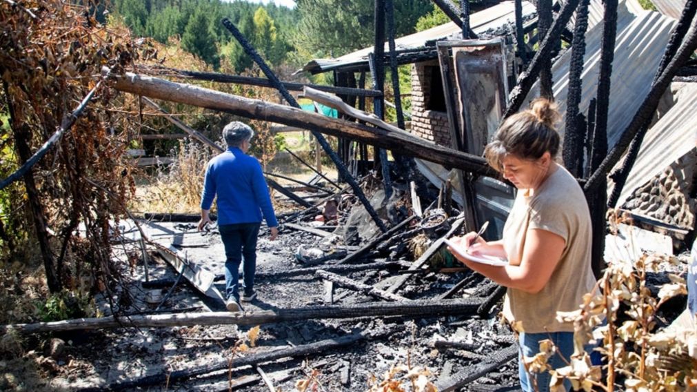 El fuego avanzaba en el mediodía de este lunes hacia la zona poblada de El Bolsón (Gentileza Municipalidad de El Bolsón).