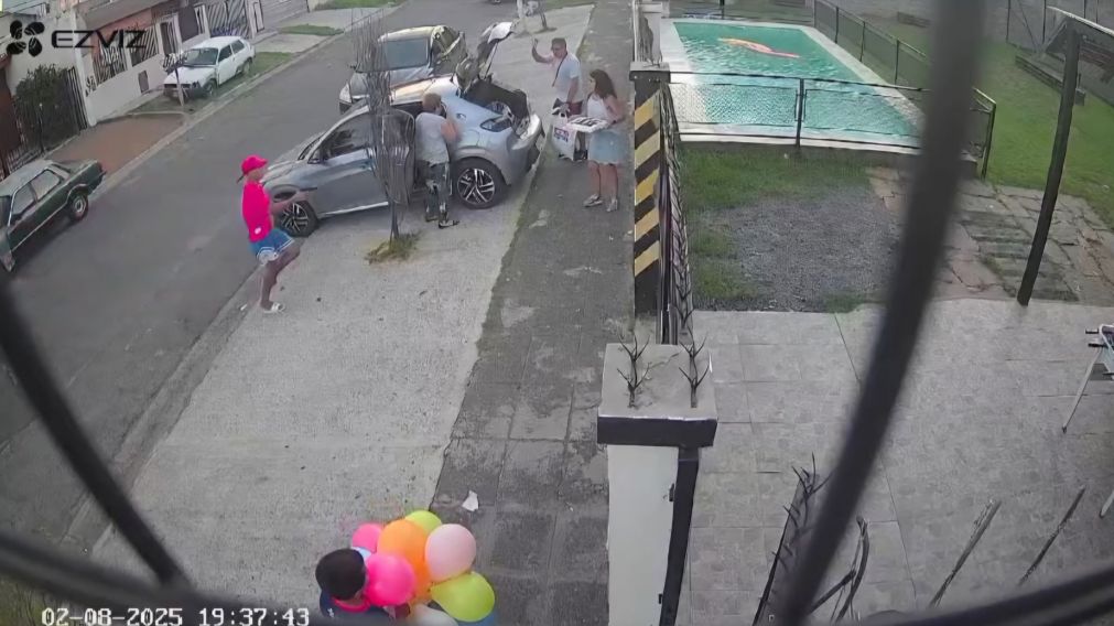 Momento en el que el ladrón apunta con el arma a la familia y se lleva el vehículo.