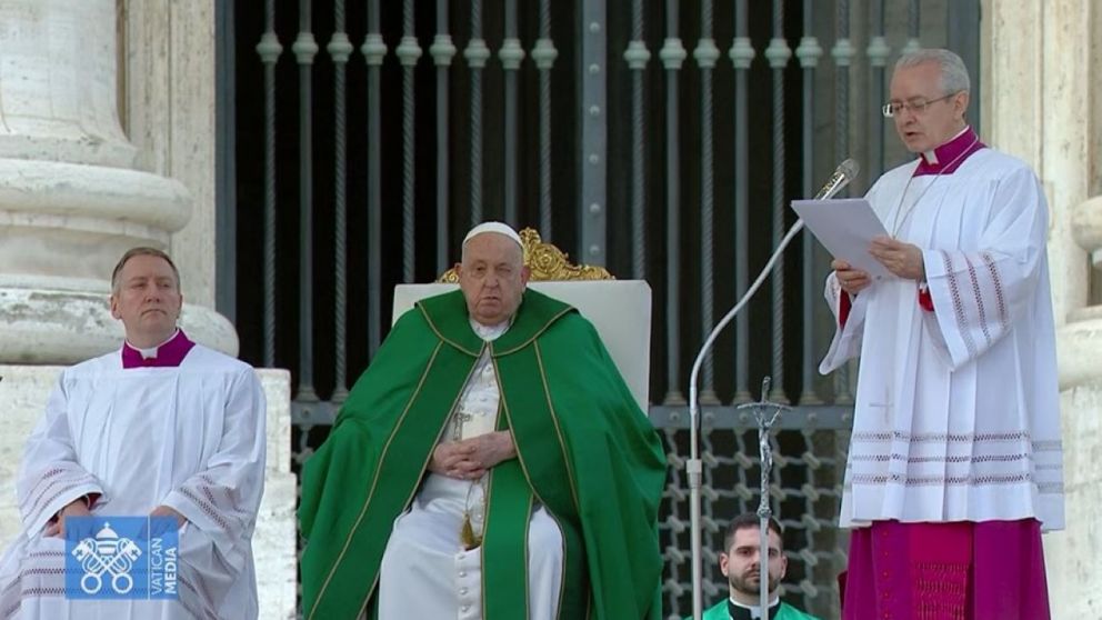 El Papa Francisco debió interrumpir su homilía en la plaza San Pedro (Foto Vatican News).