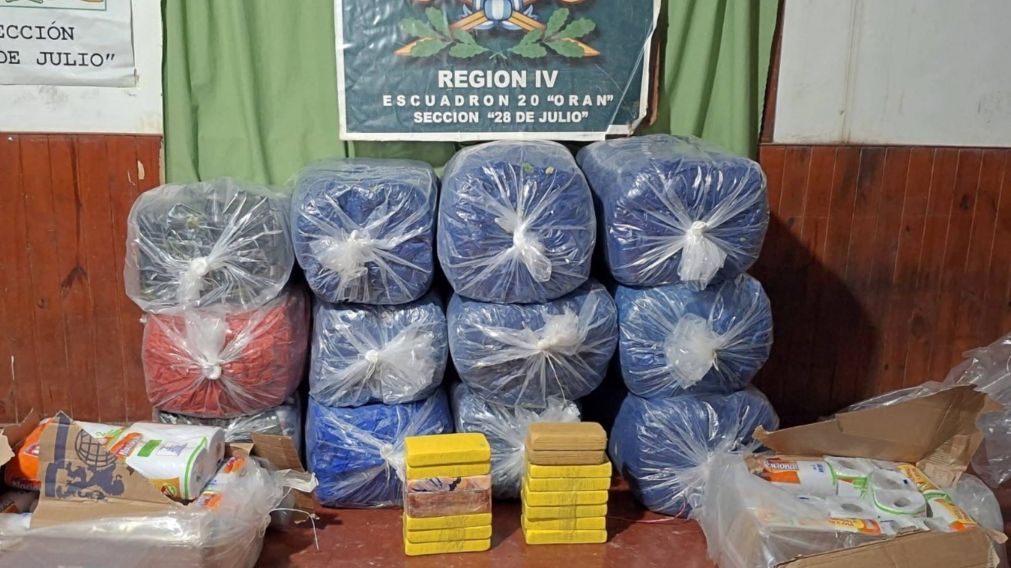 Cargaban bultos en sus espaldas, vieron a gendarmes y los atacaron a piedrazos: huyeron dejando 16 kilos de cocaína