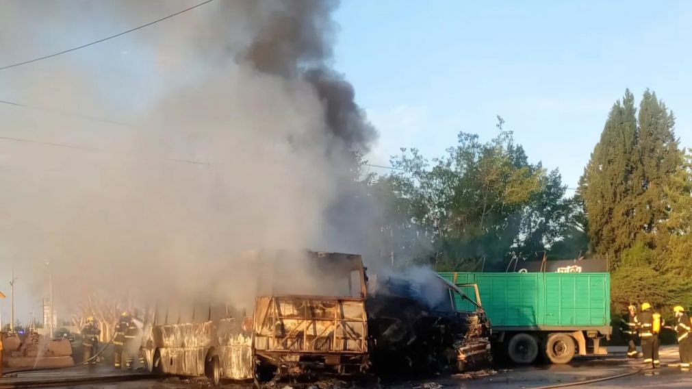 As� qued� el micro que transportaba los menores (Gentileza El Sol).