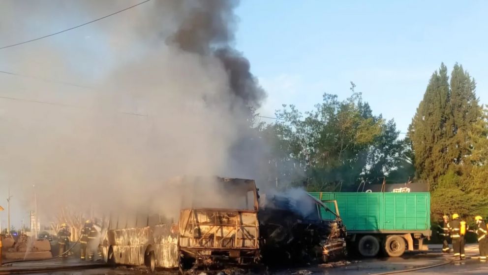 As� qued� el micro que transportaba los menores (Gentileza El Sol).