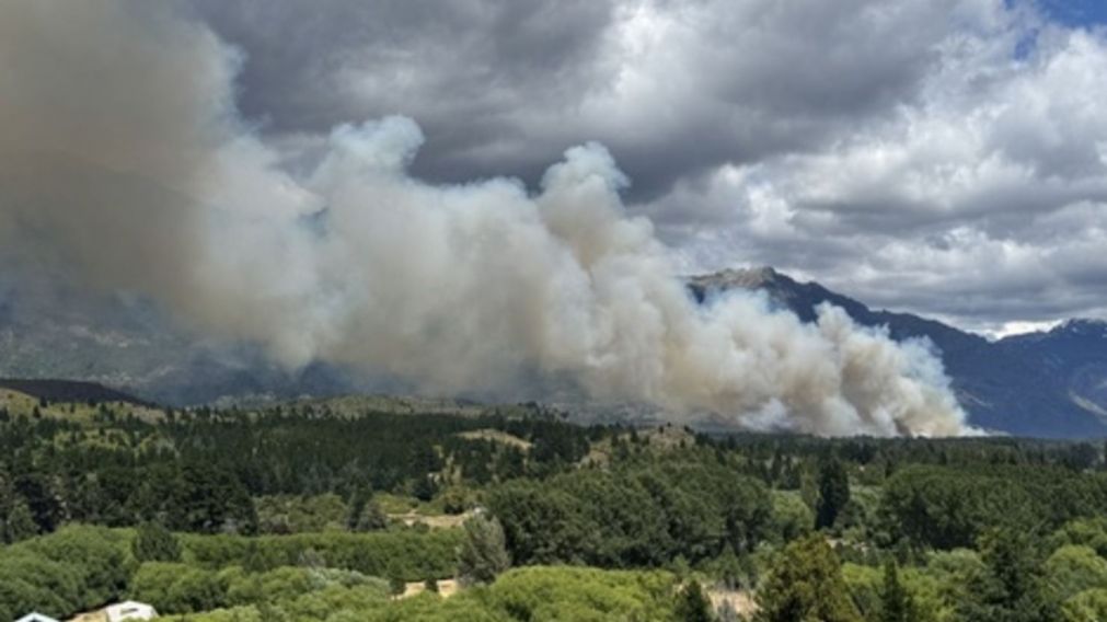 Mientras que el fuego fue apagado en Epuyén, dos mujeres terminaron siendo detenidas (X).