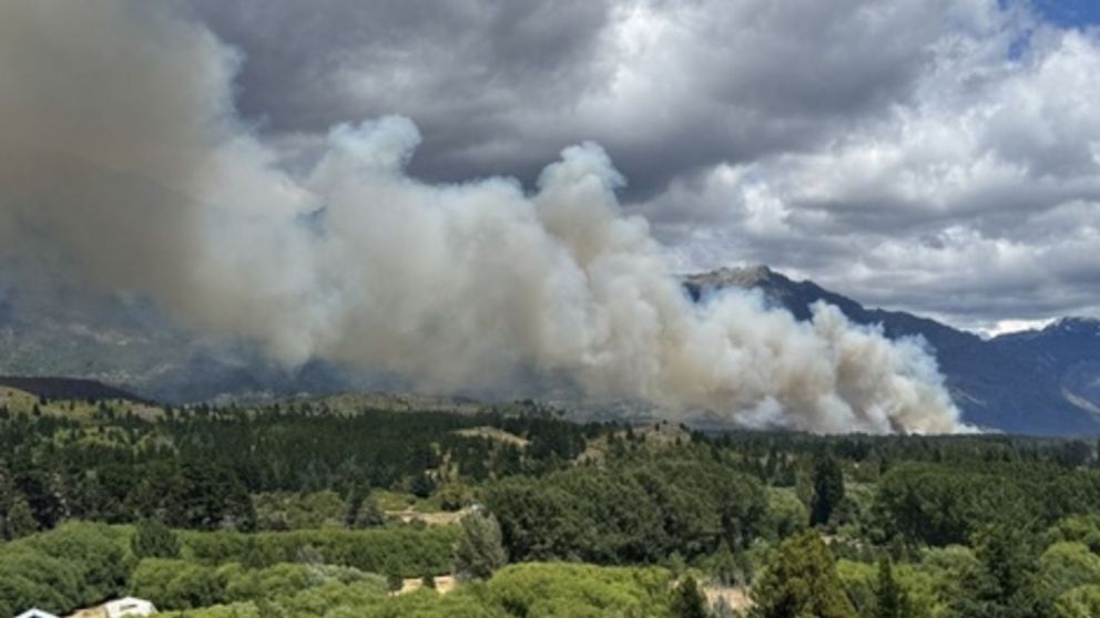 Mientras que el fuego fue apagado en Epuyén, dos mujeres terminaron siendo detenidas (X).