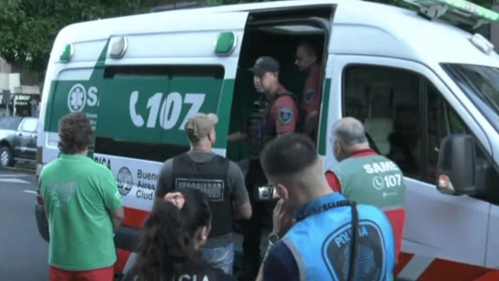 Los efectivos policiales arribaron al lugar al igual que personal de Bomberos y del SAME para detener al hombre.
