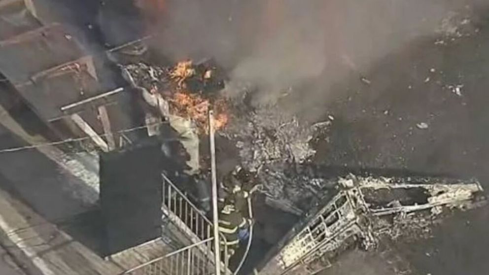 Ambos vehículos quedaron totalmente destruidos (Captura de TV).