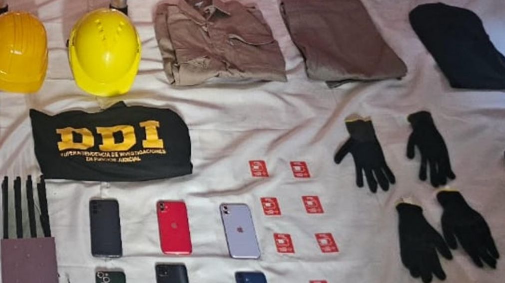 Algunos de los elementos que fueron incautados por los investigadores policiales.