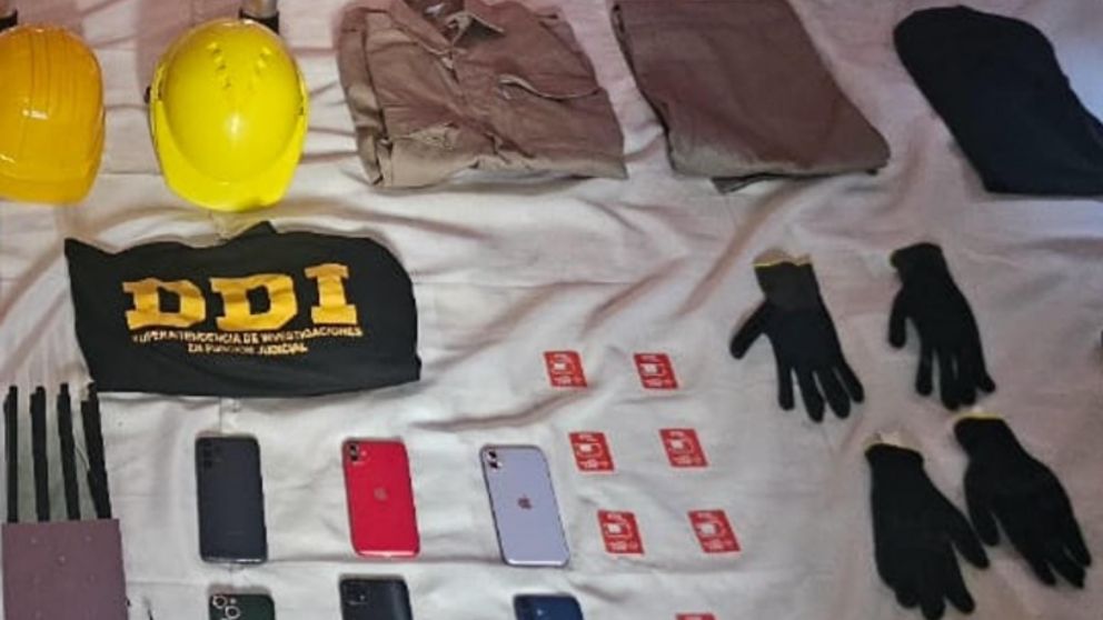 Algunos de los elementos que fueron incautados por los investigadores policiales.