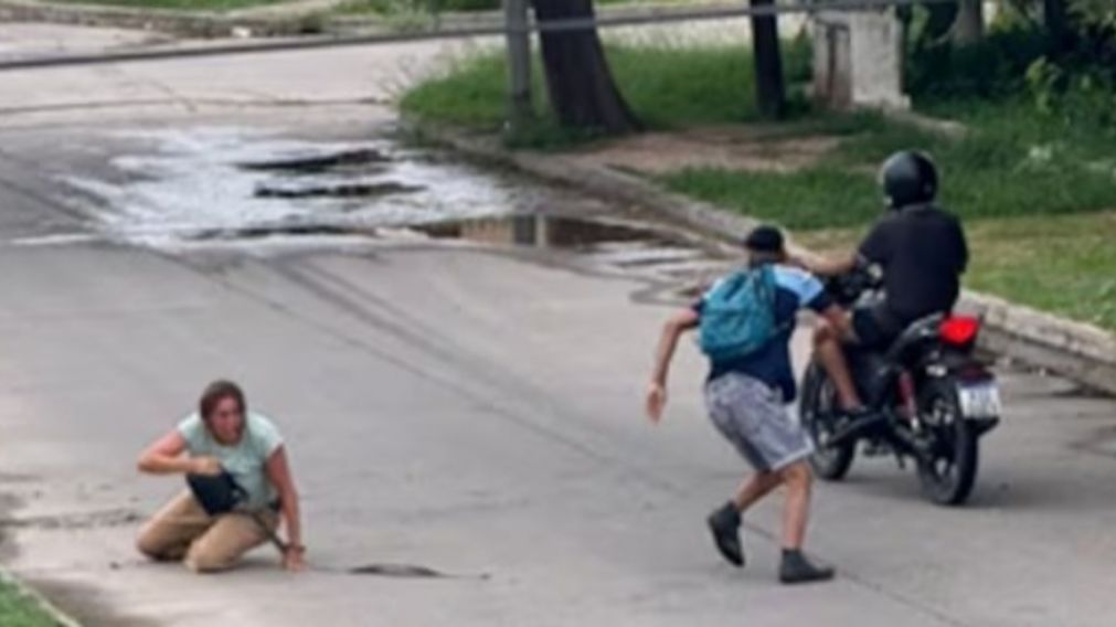 La violenta secuencia quedó grabada por una cámara.