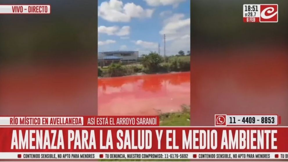 El Arroyo Sarandí teñido de rojo.