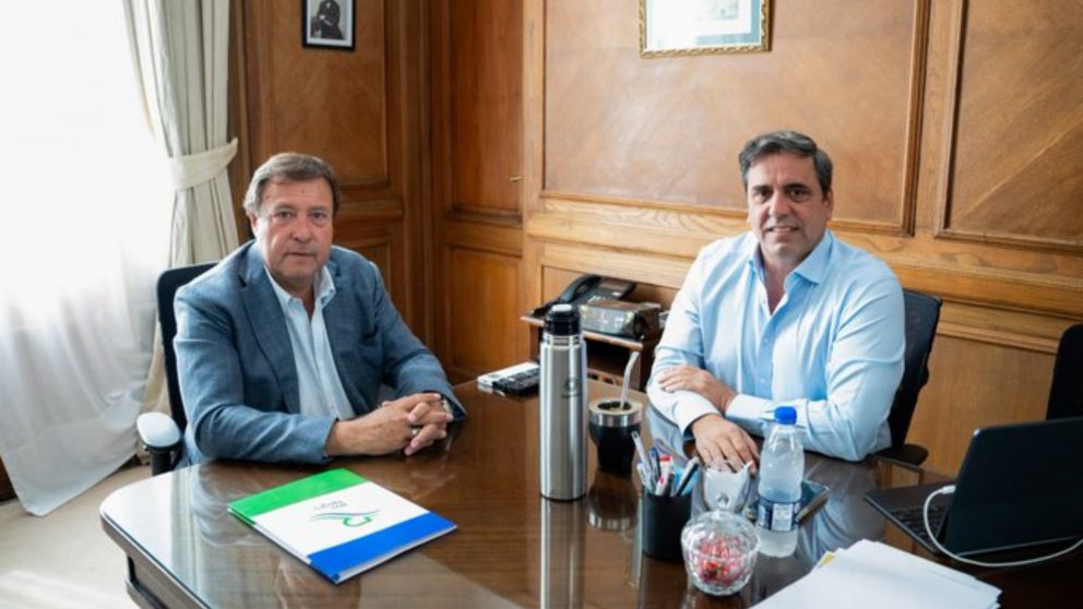 Alberto Weretilneck junto al vicejefe de Gabinete del Interior, Lisandro Catalán.