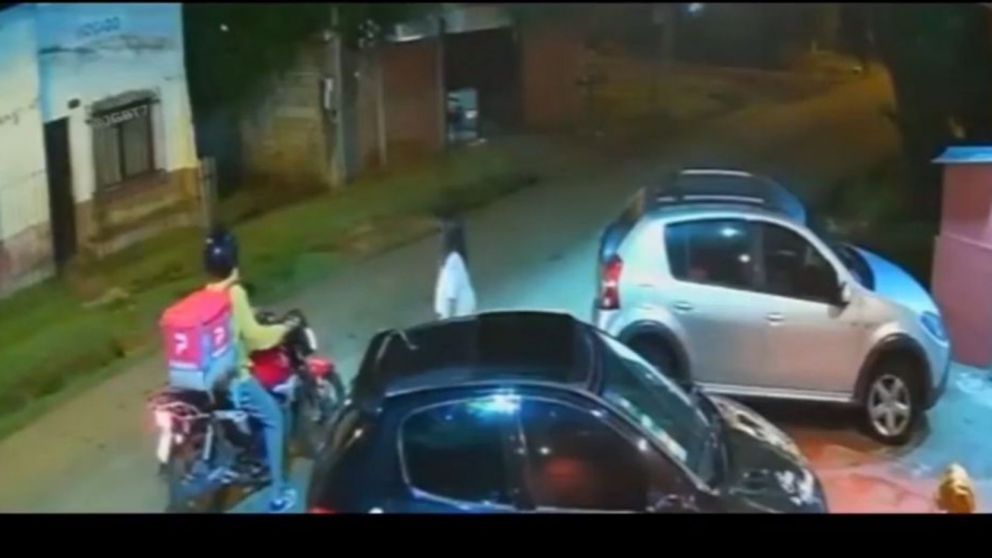 El repartidor entregando en pedido antes de ser atacado por el ladrón.