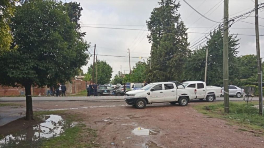Los policías arribaron al escenario del mortal enfrentamiento armado. Crédito: Semanario Actualidad.