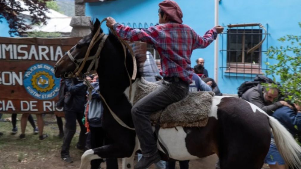 Hubo violentos incidentes afuera de la comisaría de El Bolsón (Gentileza Diario Río Negro).