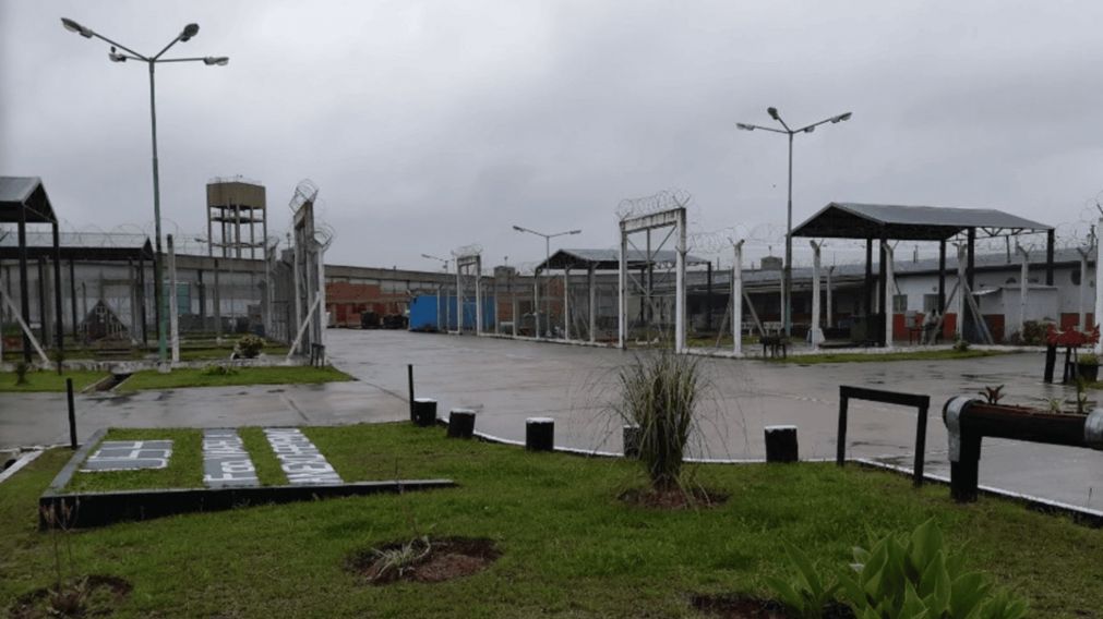 Desde la cárcel dirigía a una banda de usurpadores.