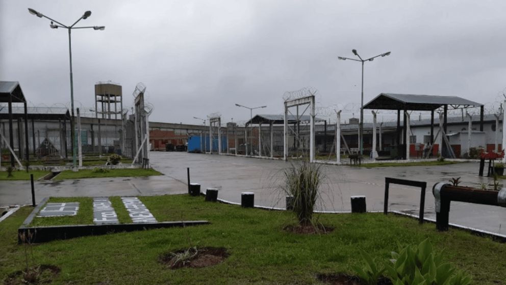 Desde la cárcel dirigía a una banda de usurpadores.