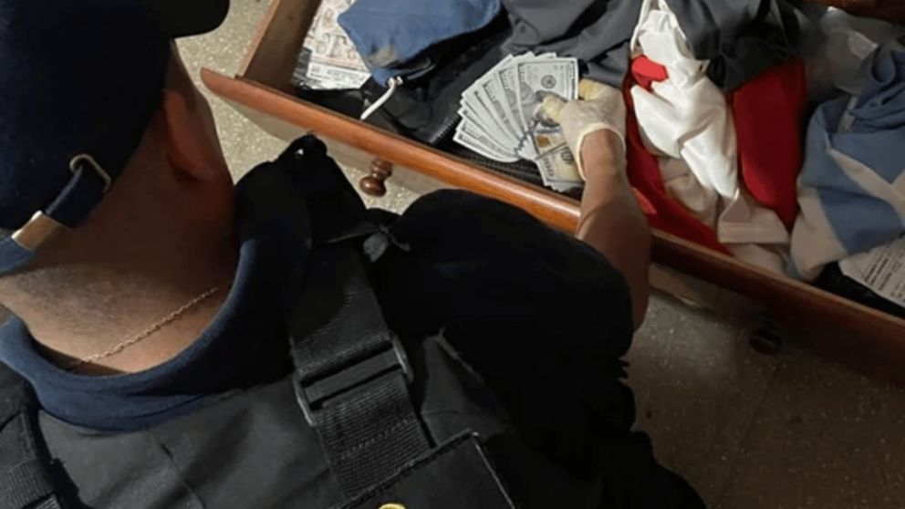 La policía realizando los allanamientos.