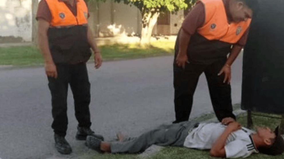 El momento en el que encontraron al ladrón dormido.