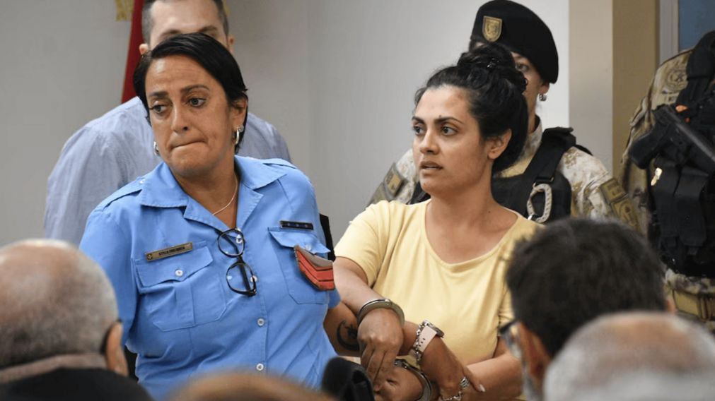 La enfermera Brenda Agüero llegando a la sala de audiencias .