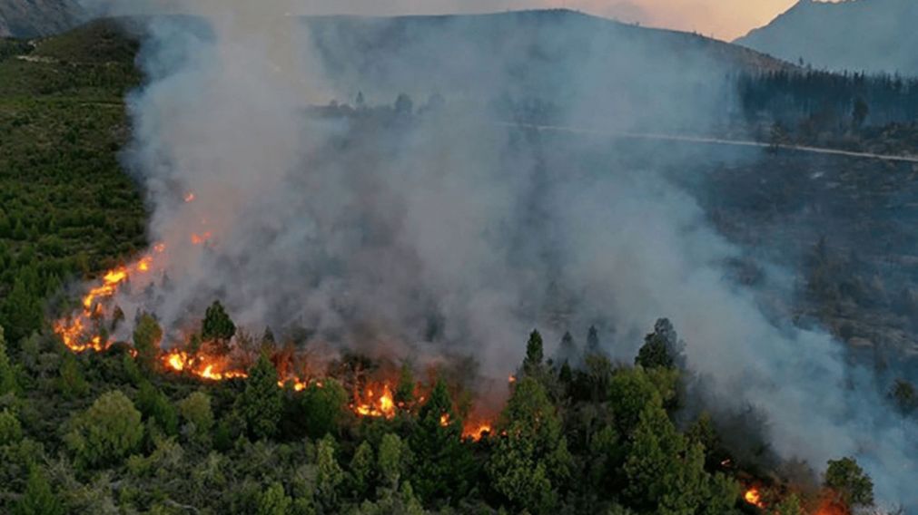 El origen del fuego se localiz� el jueves, en la uni�n del r�o Azul con el Blanco, una regi�n con entorno monta�oso que ofrece pasarelas sobre los r�os.