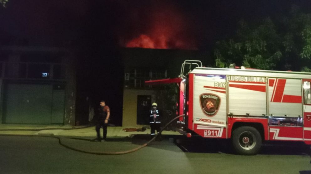 Incendio en un galpón y un hombre carbonizado con un disparo de arma de fuego.