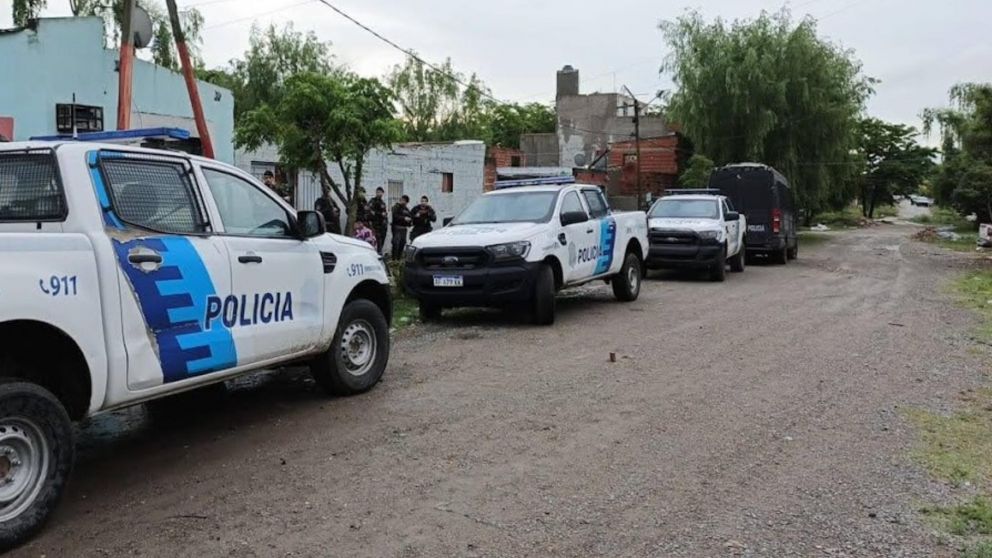 Los policías realizaron diferentes procedimientos para apresar al sospechoso.