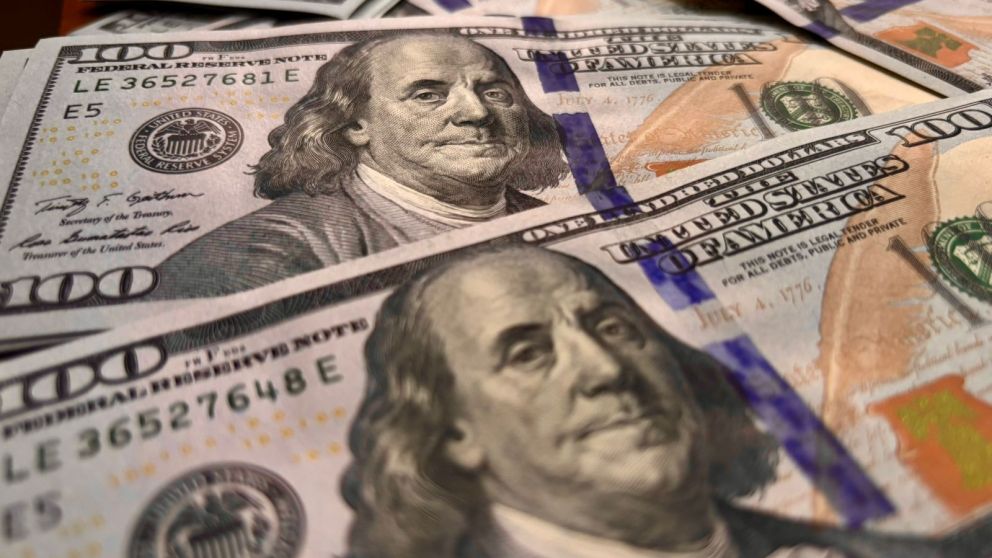 La brecha del dólar "blue" con el oficial está en el orden del 16%.