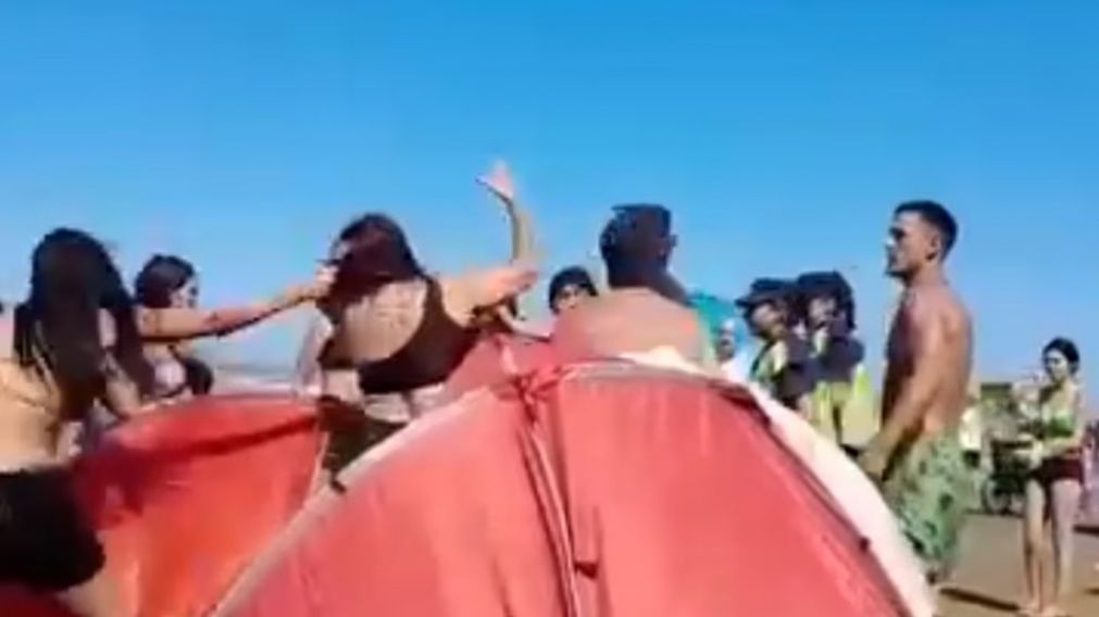 Los testigos registraron el violento episodio.