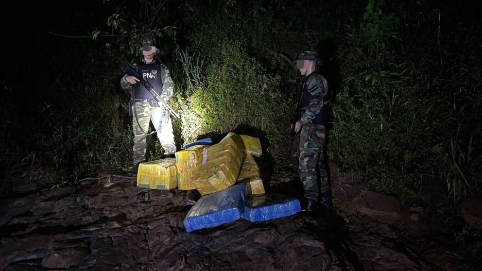 Con monocular de visión nocturna, hallaron embarcación que cruzaba desde Paraguay: tenían 245 kilos de "faso"