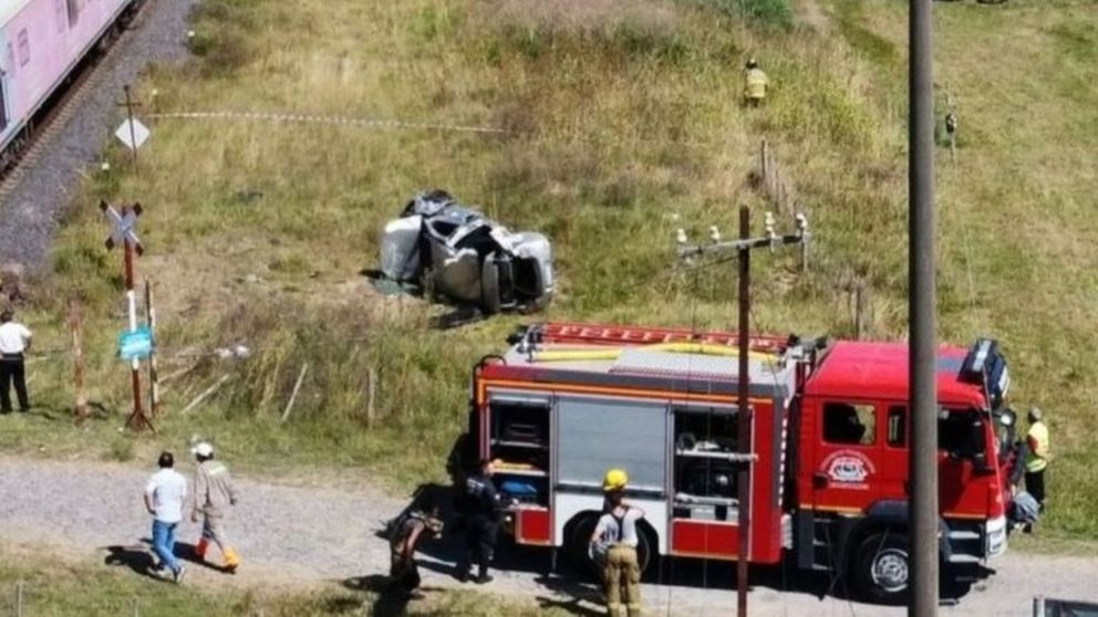 Impactante choque entre un tren y un auto (Gentileza La Trocha Digital).