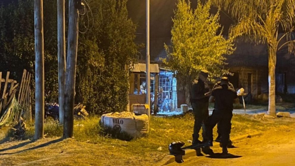 Los policías se apersonaron en el escenario del enfrentamiento armado. Crédito: Semanario Actualidad.