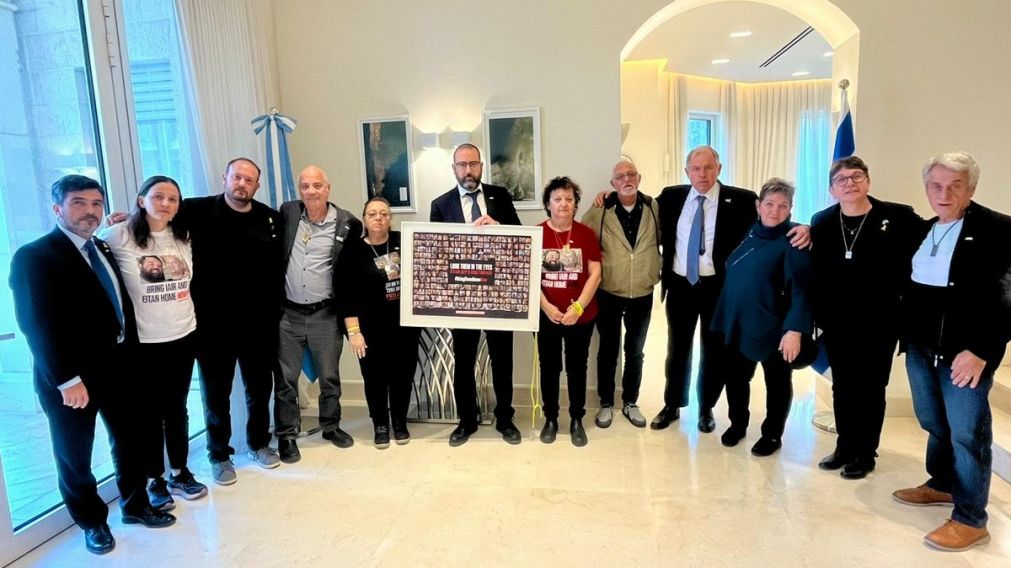 En su visita a Israel, Gerardo Werthein se reunió con familiares de los argentinos secuestrados por Hamás.