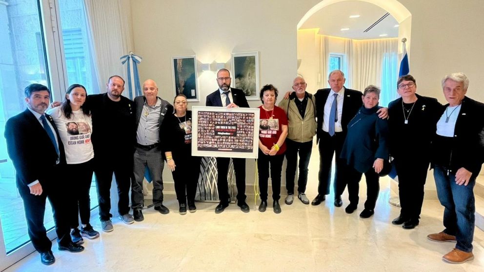 En su visita a Israel, Gerardo Werthein se reunió con familiares de los argentinos secuestrados por Hamás.