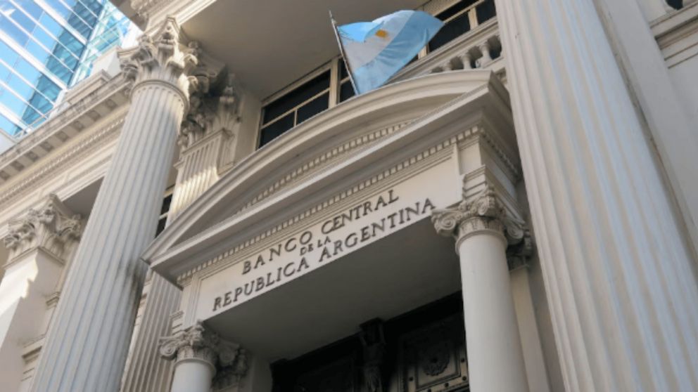 El Banco Central reducirá del 2% al 1% mensual el ritmo de depreciación del peso a partir de este lunes.