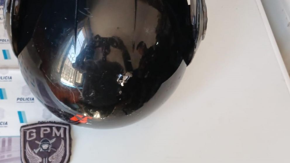 Este es el casco protector que tenía colocado el oficial.