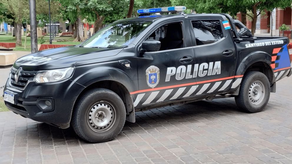 La policía fue alertada por los vecinos que retuvieron al ladrón que había sido atacado por el perro.