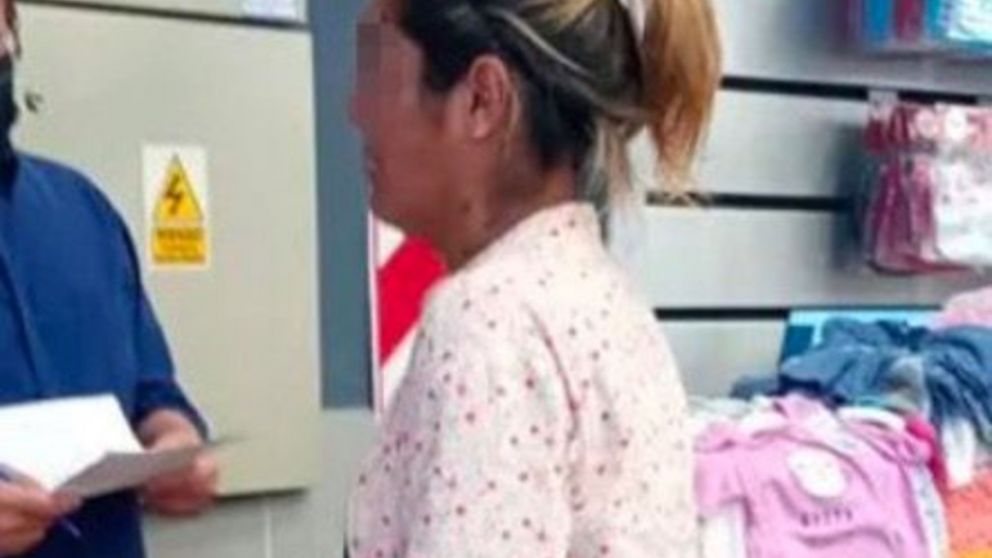 La mechera al momento de ser detenida.