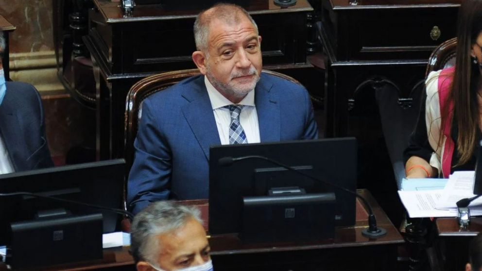 Luis Juez, a mitad de camino entre el PRO y La Libertad Avanza.