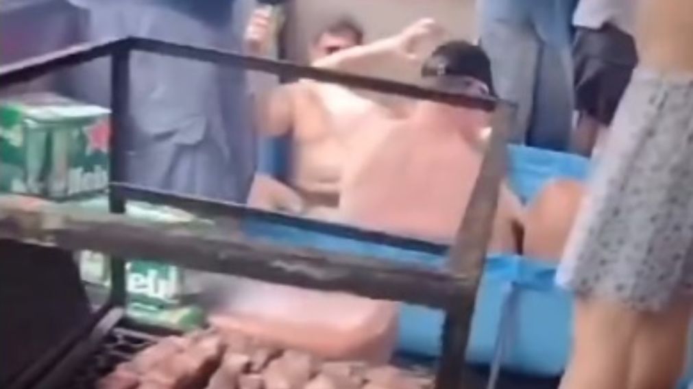 El "bondi parrillero" de los amigos que viajan de vacaciones se volvi� viral.