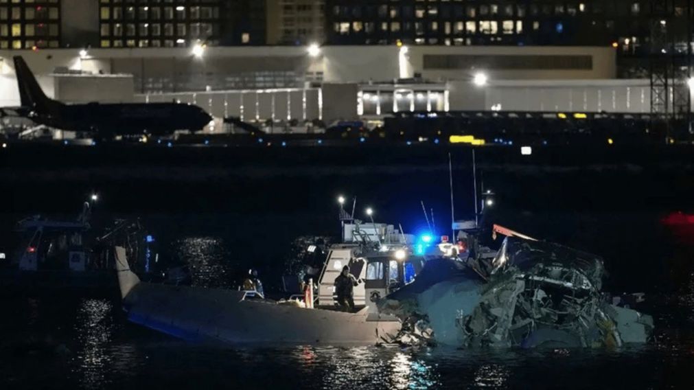 La aeronave que terminó en el río llevaba en total cuatro miembros de la tripulación y unos 60 pasajeros.