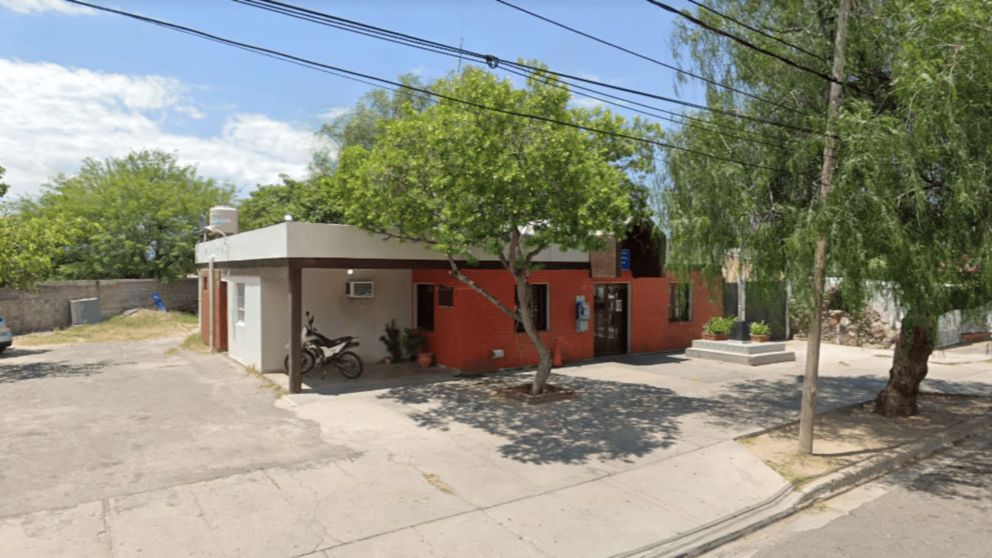 Un hombre quedó detenido luego de pegarle a su mujer cuando lo descubrió con su vecina.