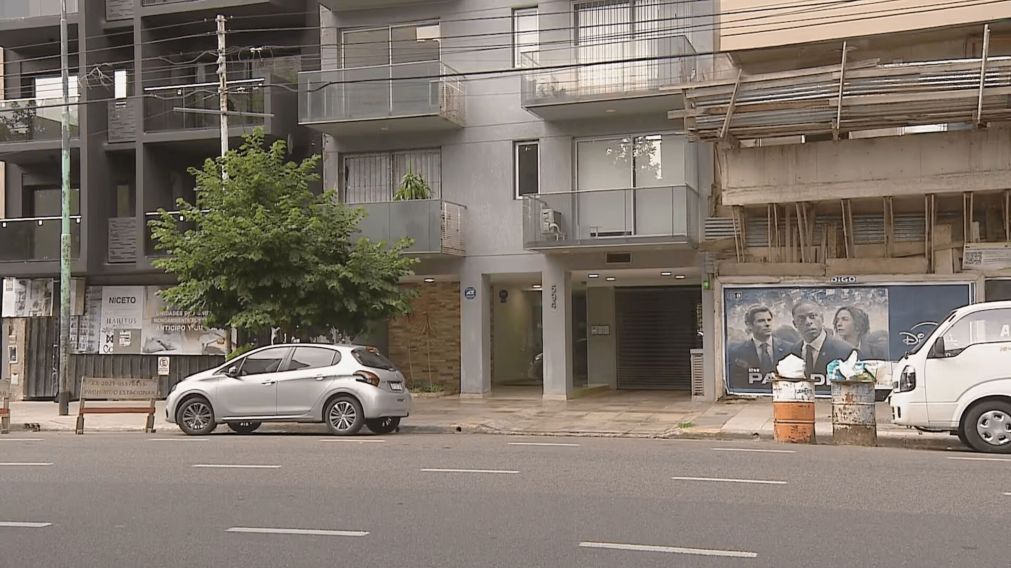 El edificio del que se arrojó la mujer según dijo para escapar de su pareja.