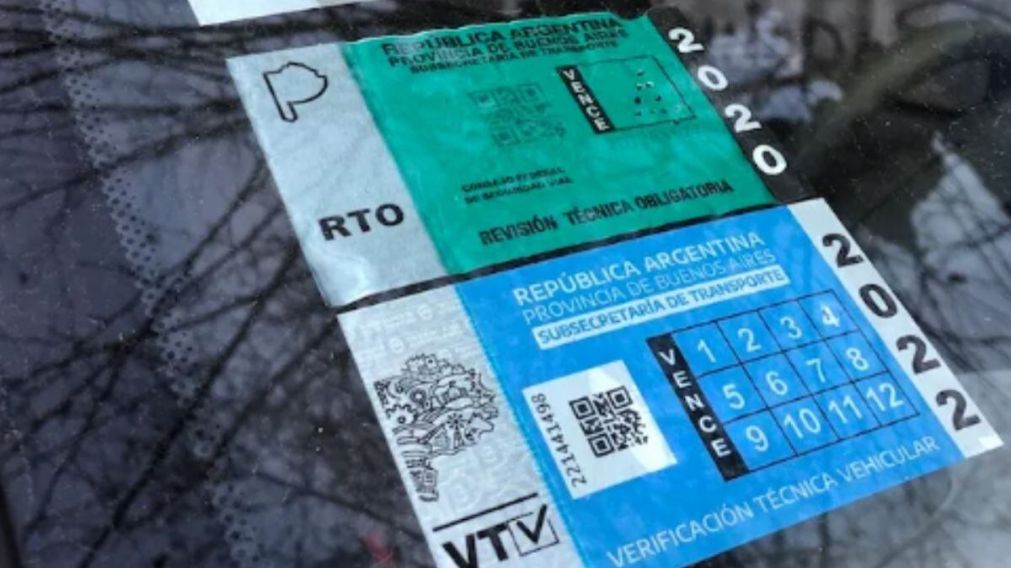 Con el paso de los años las calcomanías de la VTV se van acumulando en el vidrio (Imagen ilustrativa).