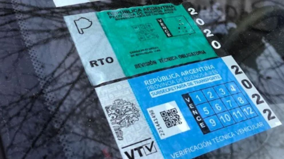 Con el paso de los años las calcomanías de la VTV se van acumulando en el vidrio (Imagen ilustrativa).