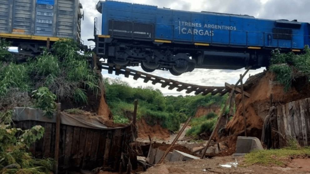 Un tren de carga quedó colgando en el aire luego de que colapsara un puente ferroviario en Salta.