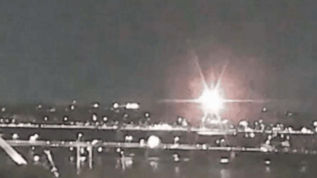 Un avi�n comercial se estrell� contra un helic�ptero mientras aterrizaba en el Aeropuerto Nacional Reagan, cerca de Washington (Imagen captura v�deo).