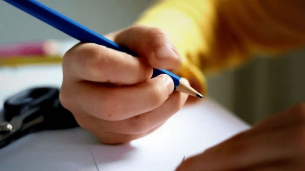 Ayuda Escolar 2025: Fechas de cobro, requisitos y c�mo tramitarlo en ANSES