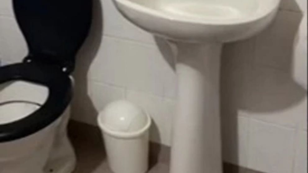 El baño/cocina que encontró una turista en la Costa se viralizó en redes.