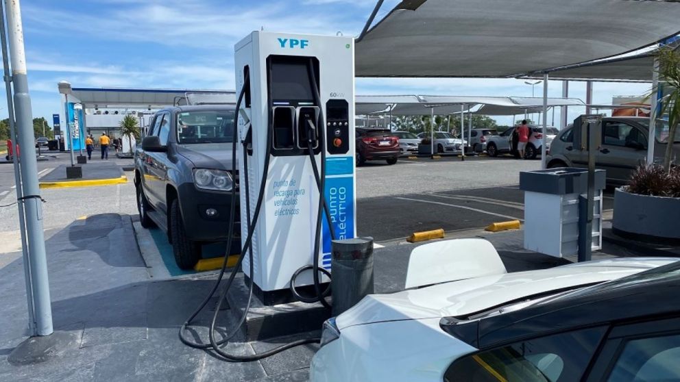 El Gobierno eliminó el registro de carga para autos eléctricos.